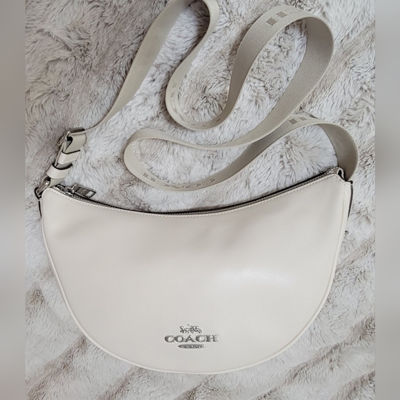 Authentic Coach Pace Shoulders Bag, Cream color with adjustable shoulder strap - Picture 2 of 16